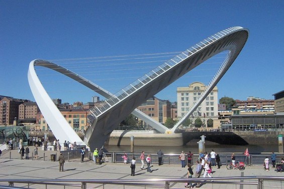 Gateshead_millennium_bridge_open-565x376